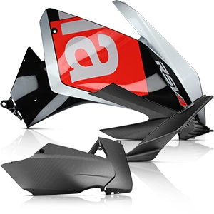 Seitliche Motorradverkleidungen mit sportlichem Design, teils in Carbonoptik und mit Aufdruck.